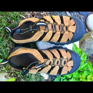 Keen hiking shoes size 8.  Like new.